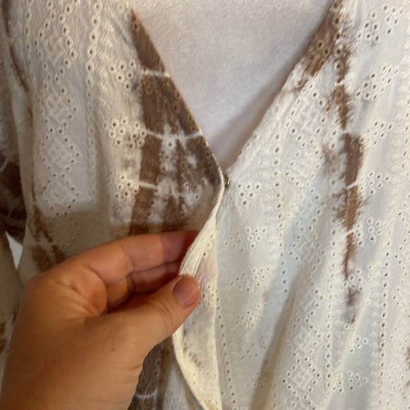[FLOWERS & ROMANCE] White/Tan Eyelet Knit Blouse - Size Small - Picture 3 of 7